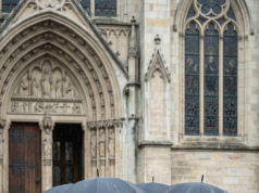 A mysterious young woman walked into a billionaire’s funeral holding one white rose—what happened moments later left the entire church frozen in silence